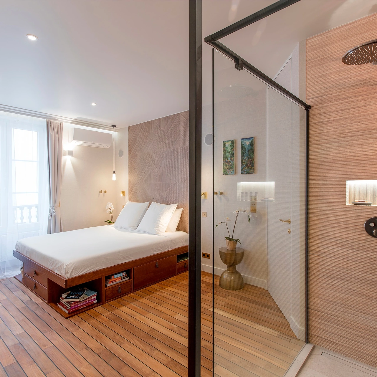 Vue de la chambre et de la très grande douche à l’italienne derrière la verrière