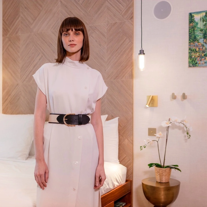 Le mannequin dans la chambre, entre les textures du bois, le linge clair et les détails dorés.