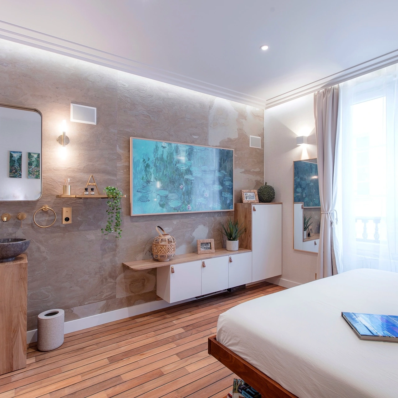Chambre avec parquet en teck, vasque en pierre et appliques en laiton