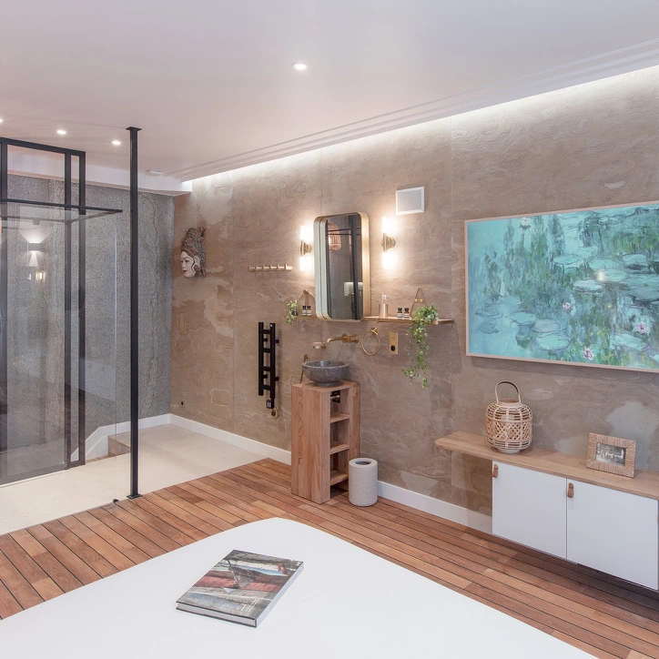 Vue de la chambre, de la verrière de la douche et du tableau au-dessus du meuble.