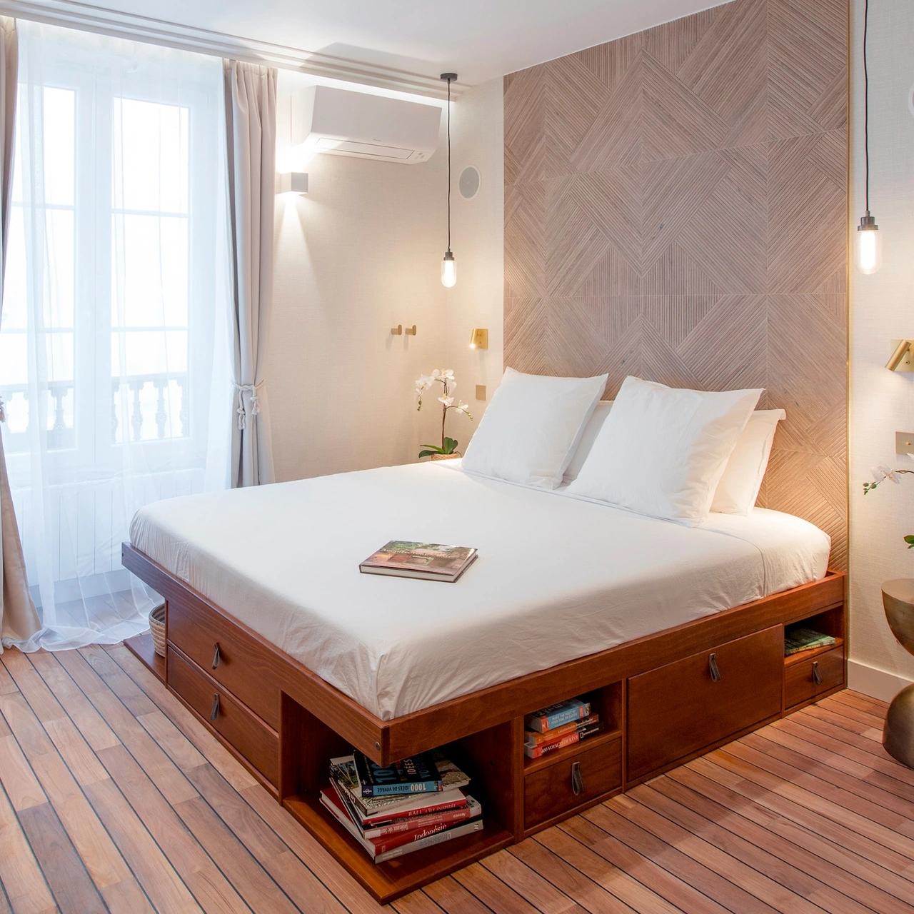 Vue d’ensemble de la chambre avec lit king-size et parquet en teck