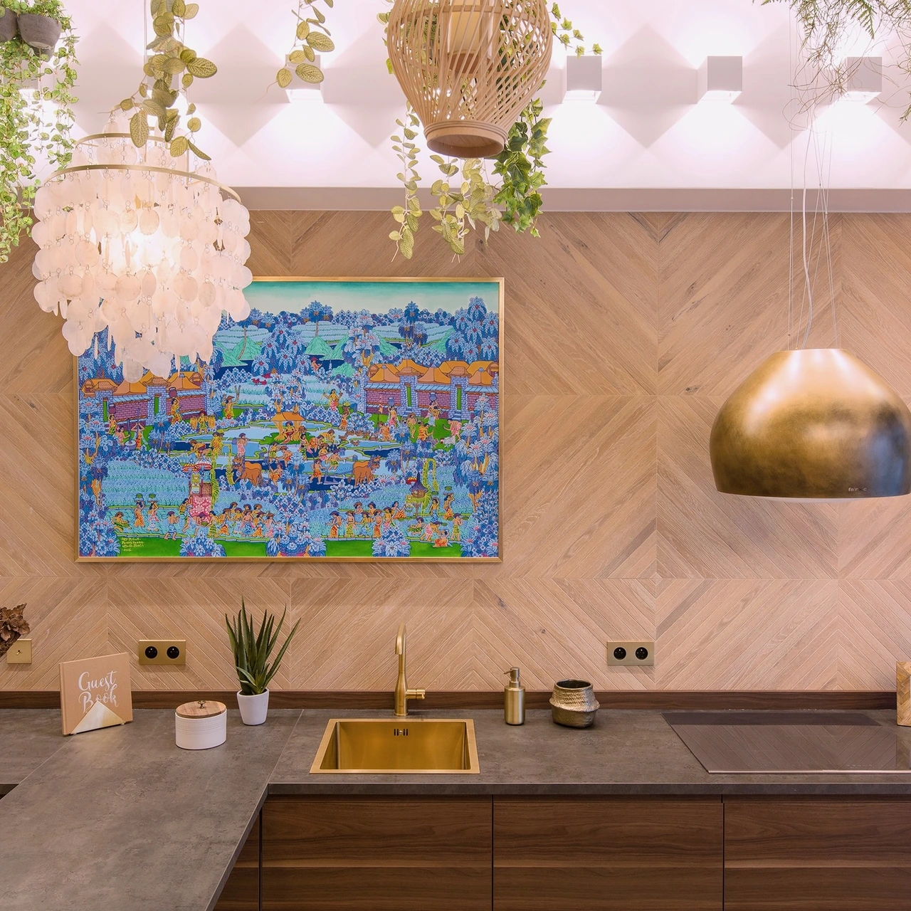 Cuisine équipée avec suspension en laiton et peinture balinaise