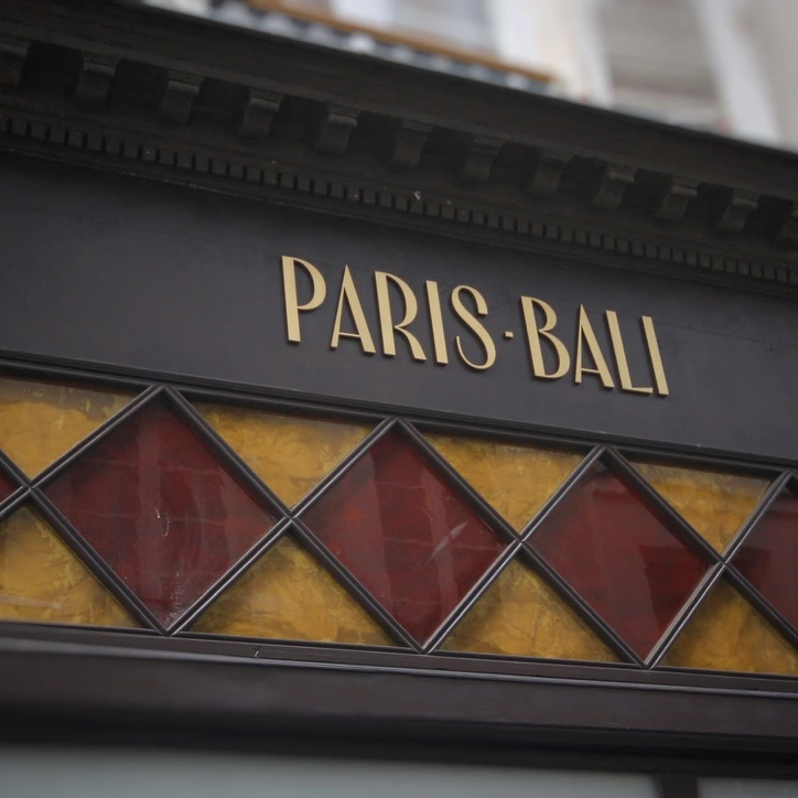 L’inscription Paris Bali au-dessus d’un décor aux motifs colorés.