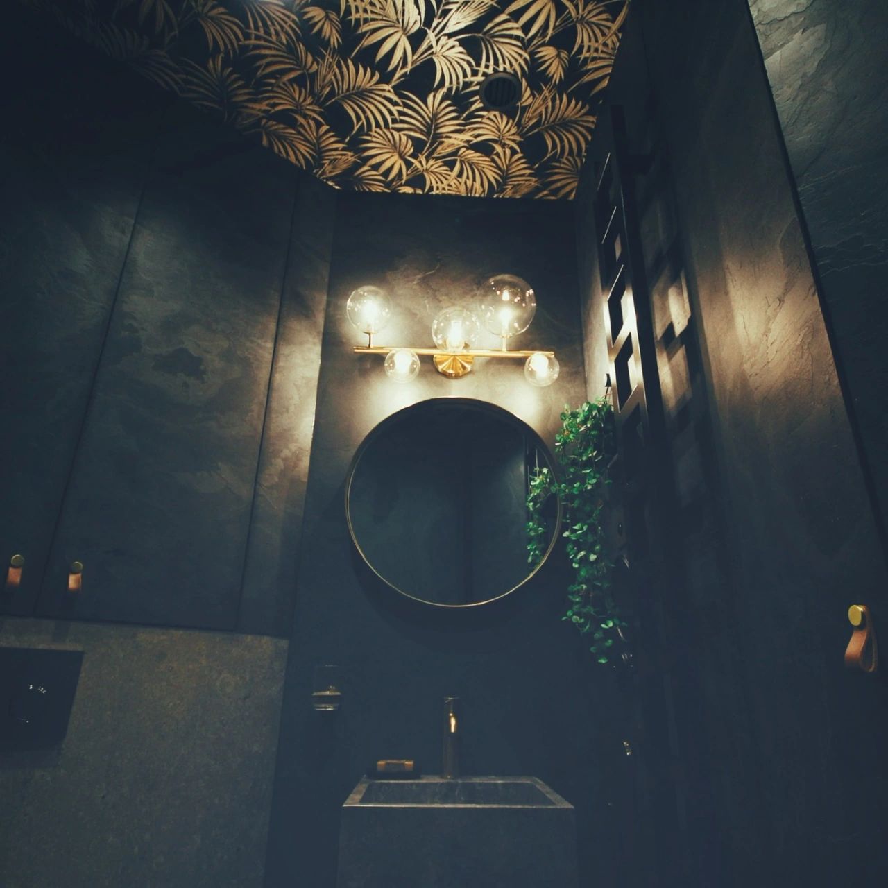 Miroir rond, appliques et plafond à motifs végétaux