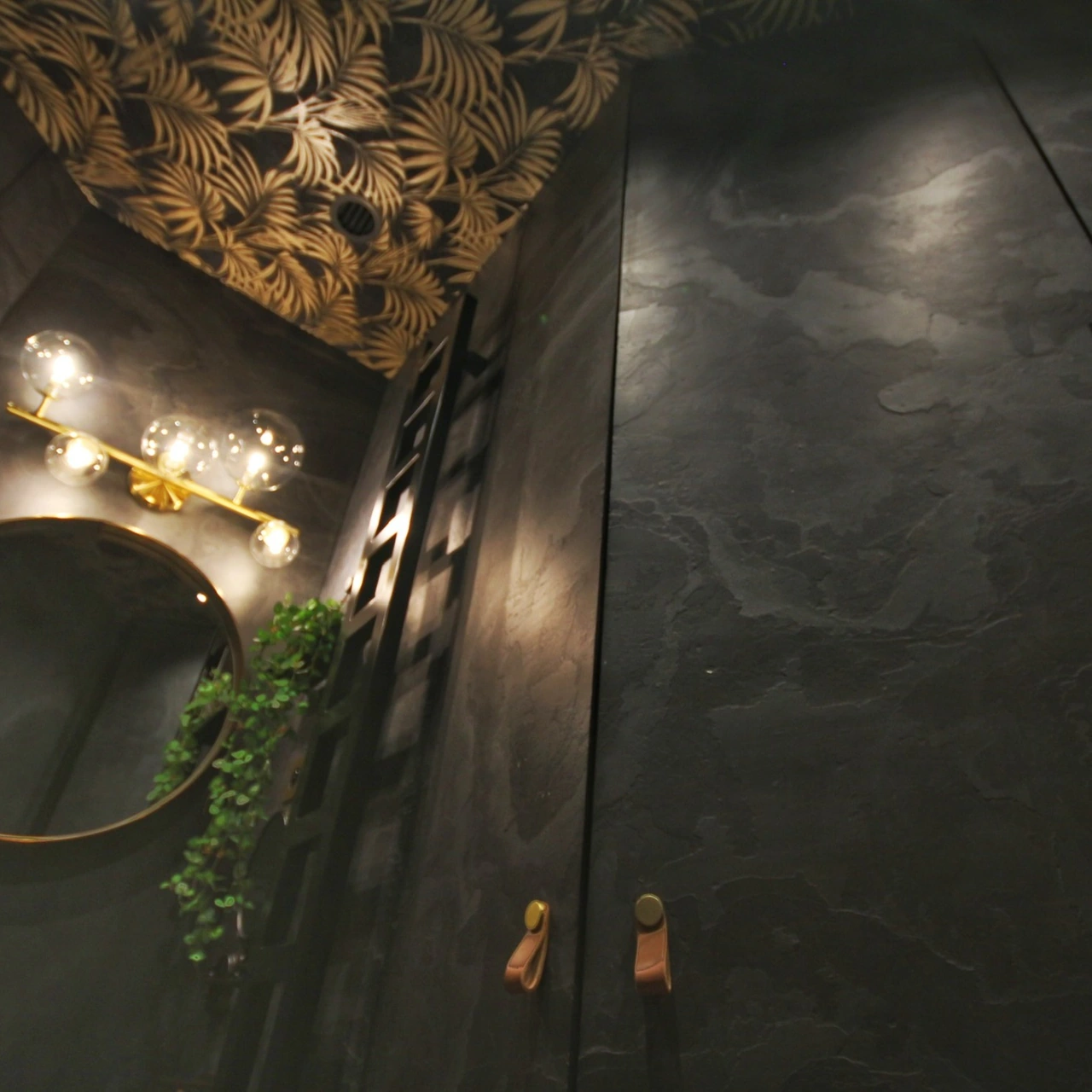Détail du plafond à motifs végétaux et du miroir rond