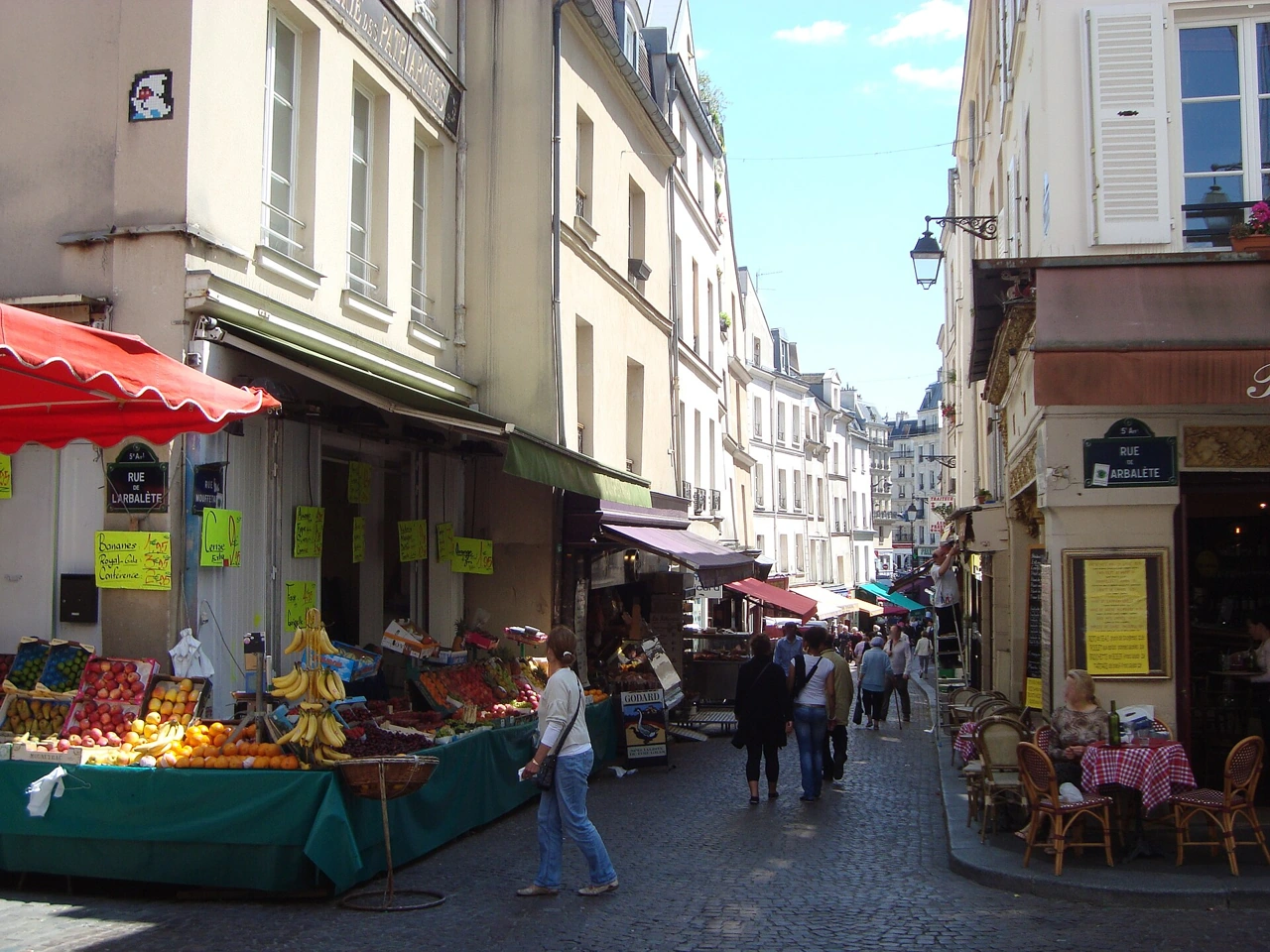 Commerces, étals de fruits et terrasses de la rue Mouffetard, dans le Quartier latin à Paris