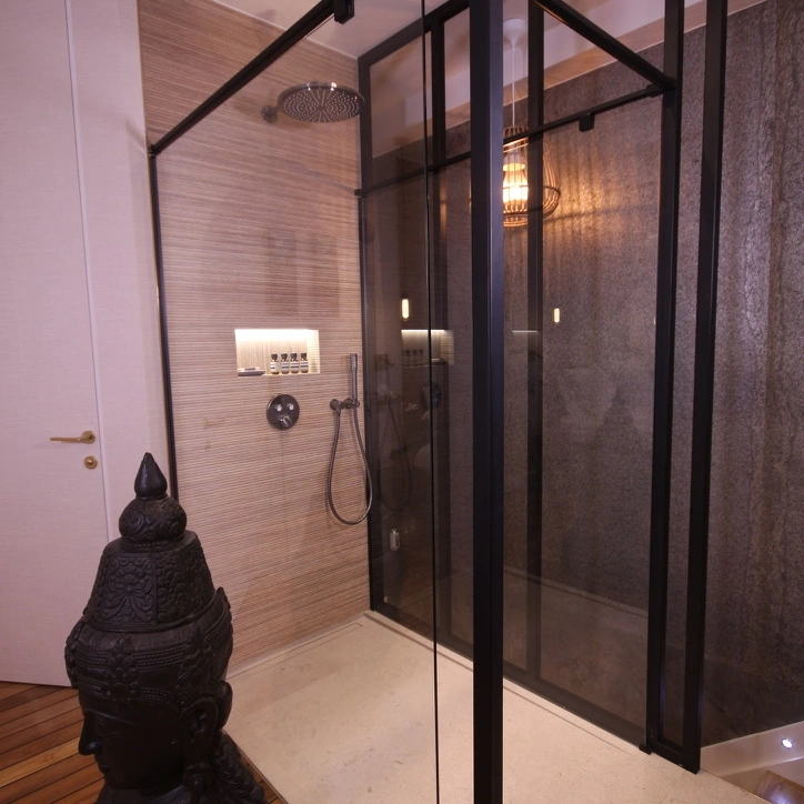 La verrière de la douche à l’étage, accompagnée d’une sculpture balinaise.
